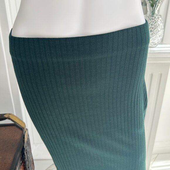 Hugging Pencil Skirt - Picture 2 of 3